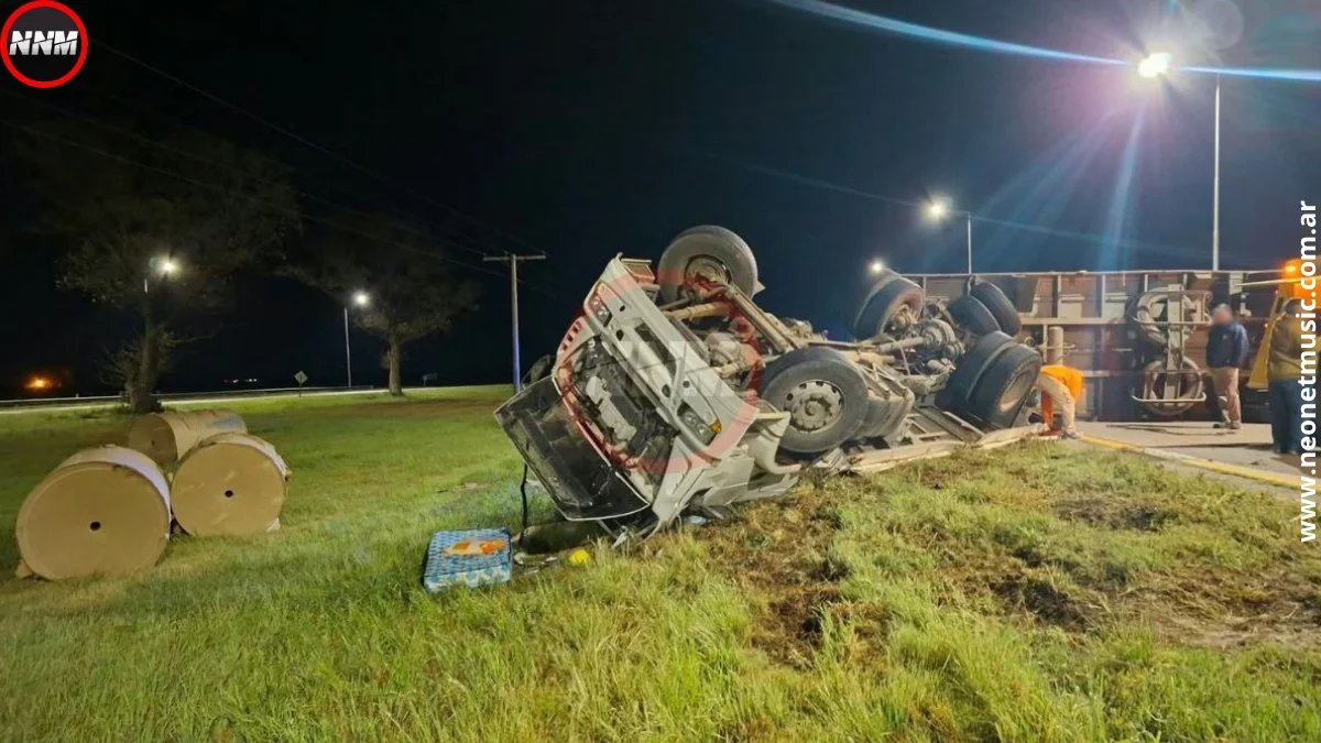 Autovía 19: volcó un camión y atendieron al conductor
