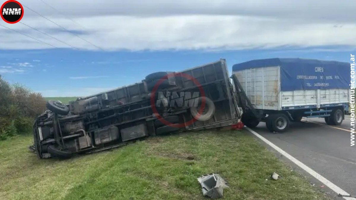 Choque y vuelco de un camión en la Ruta 12