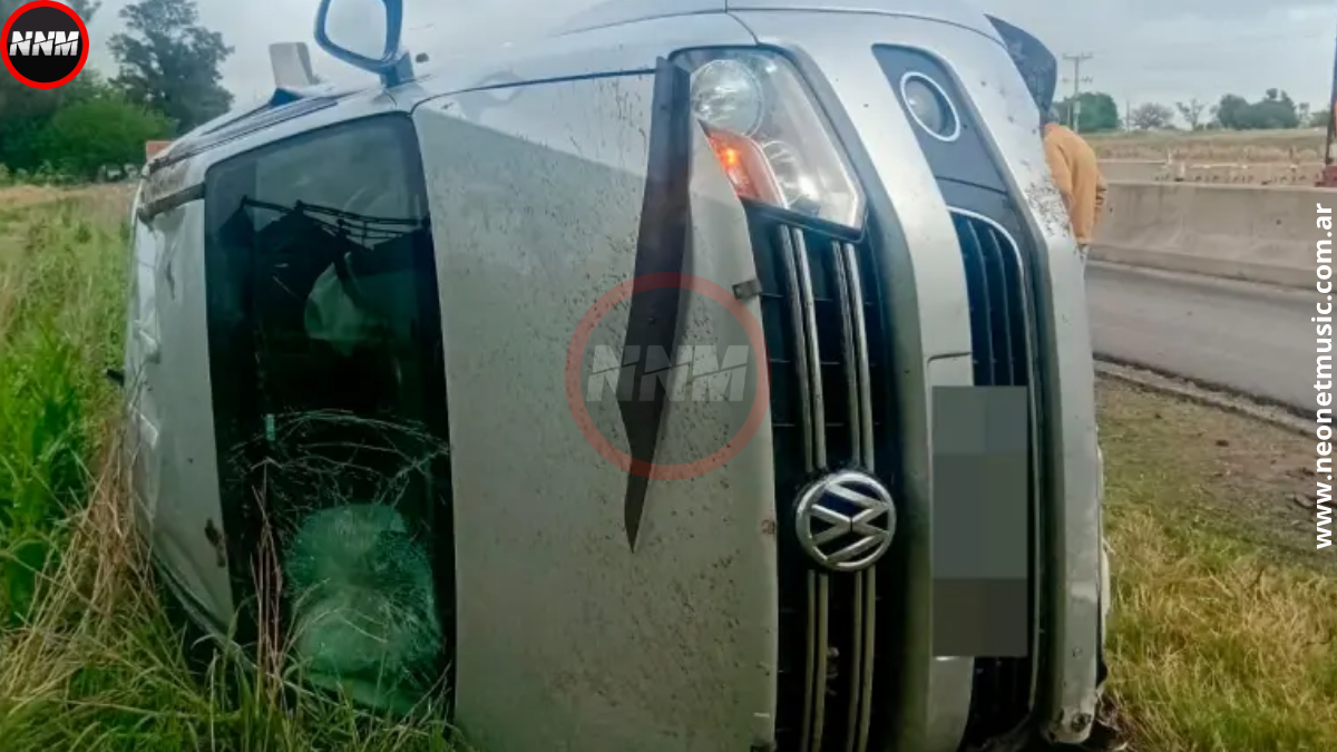 Ruta 18: volcó una camioneta en el acceso a Viale