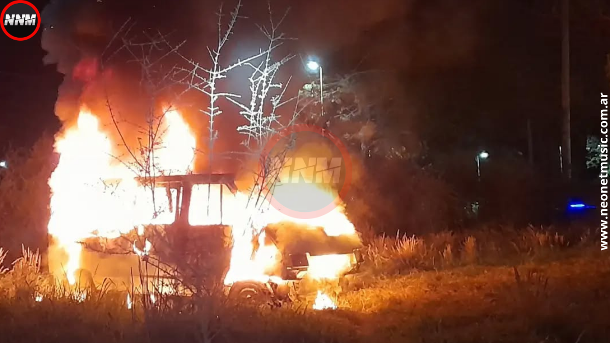 Incendio vehicular en Diamante: bomberos intervinieron de madrugada