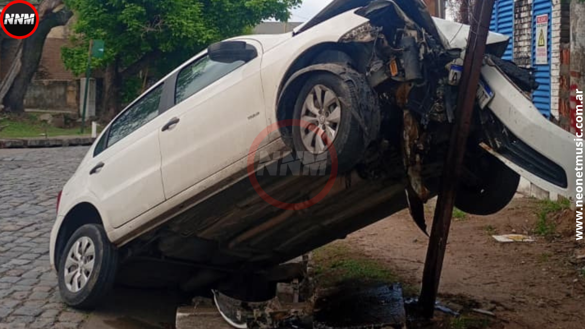 Paraná: un auto chocó contra una estructura metálica