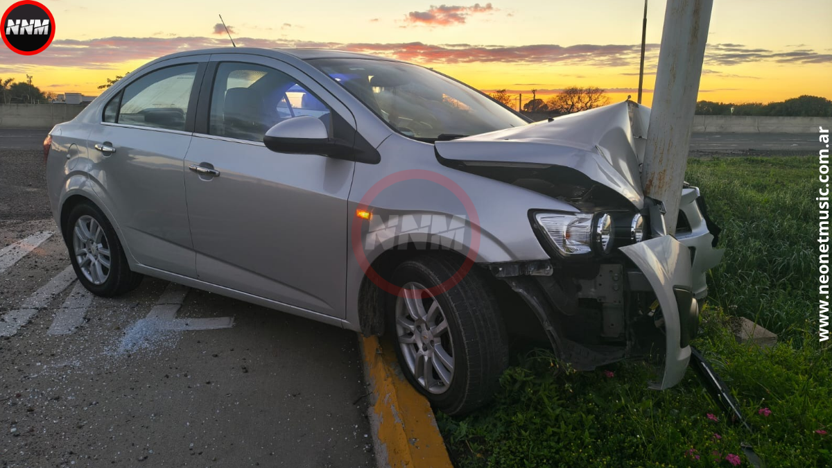 Oro Verde: un auto chocó contra un poste en la Ruta 11